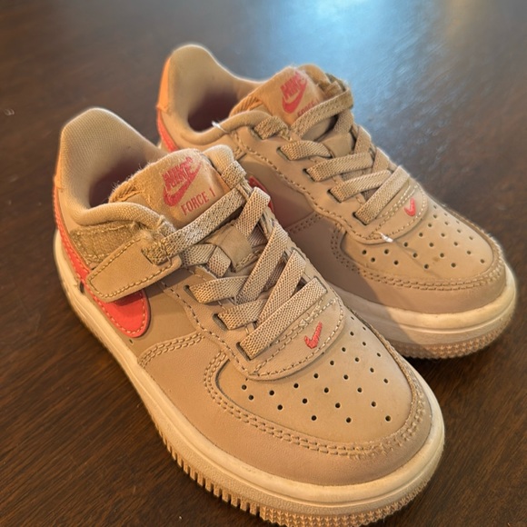Nike Kids Sneakers Beige and Coral - Picture 1 of 4